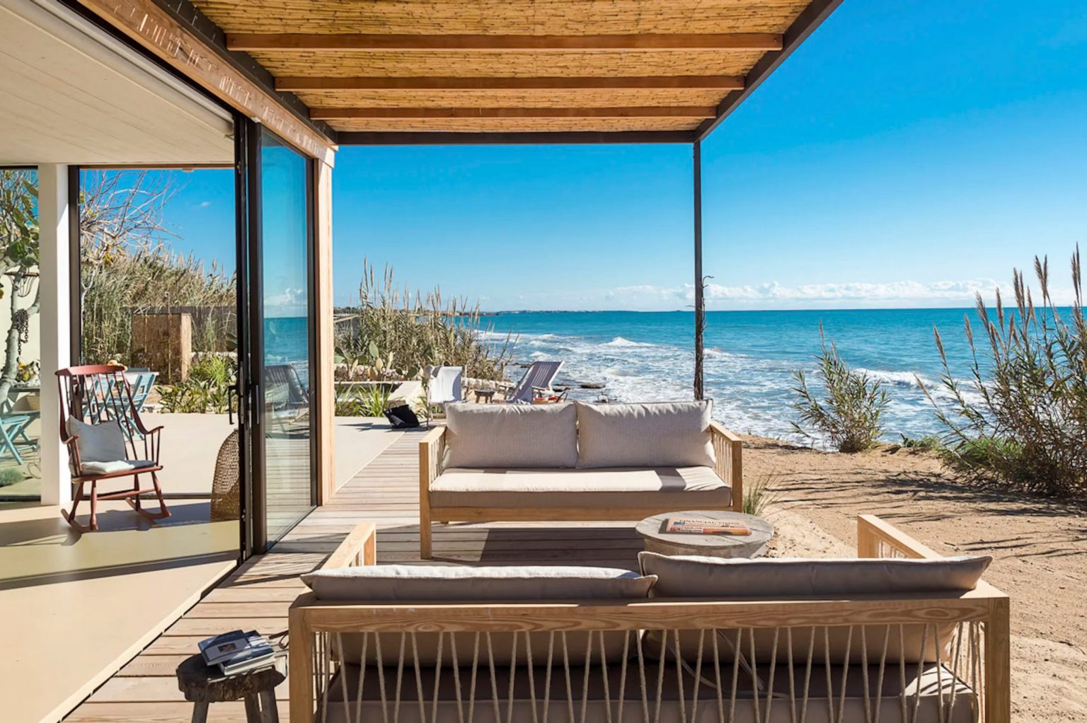 terrasse avec pergola acier et cannisses maison de plage contemporaine