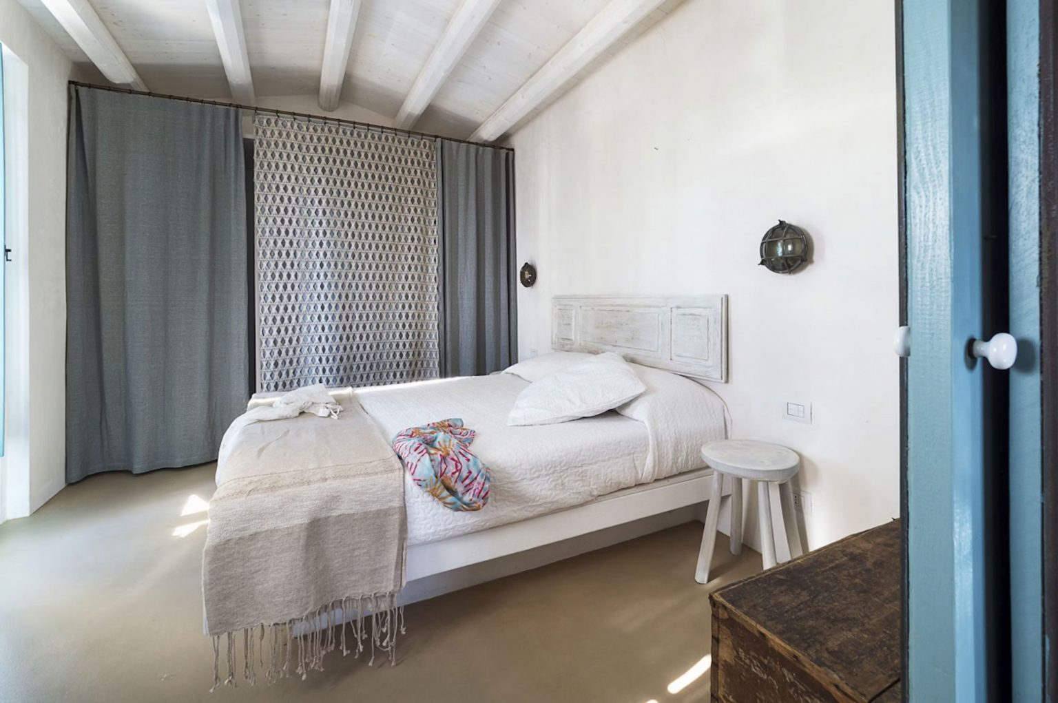 chambre avec poutres blanches maison de plage contemporaine