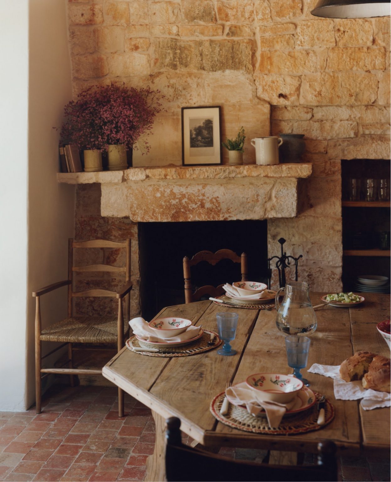 salle à manger murs de pierres et cheminée ancienne