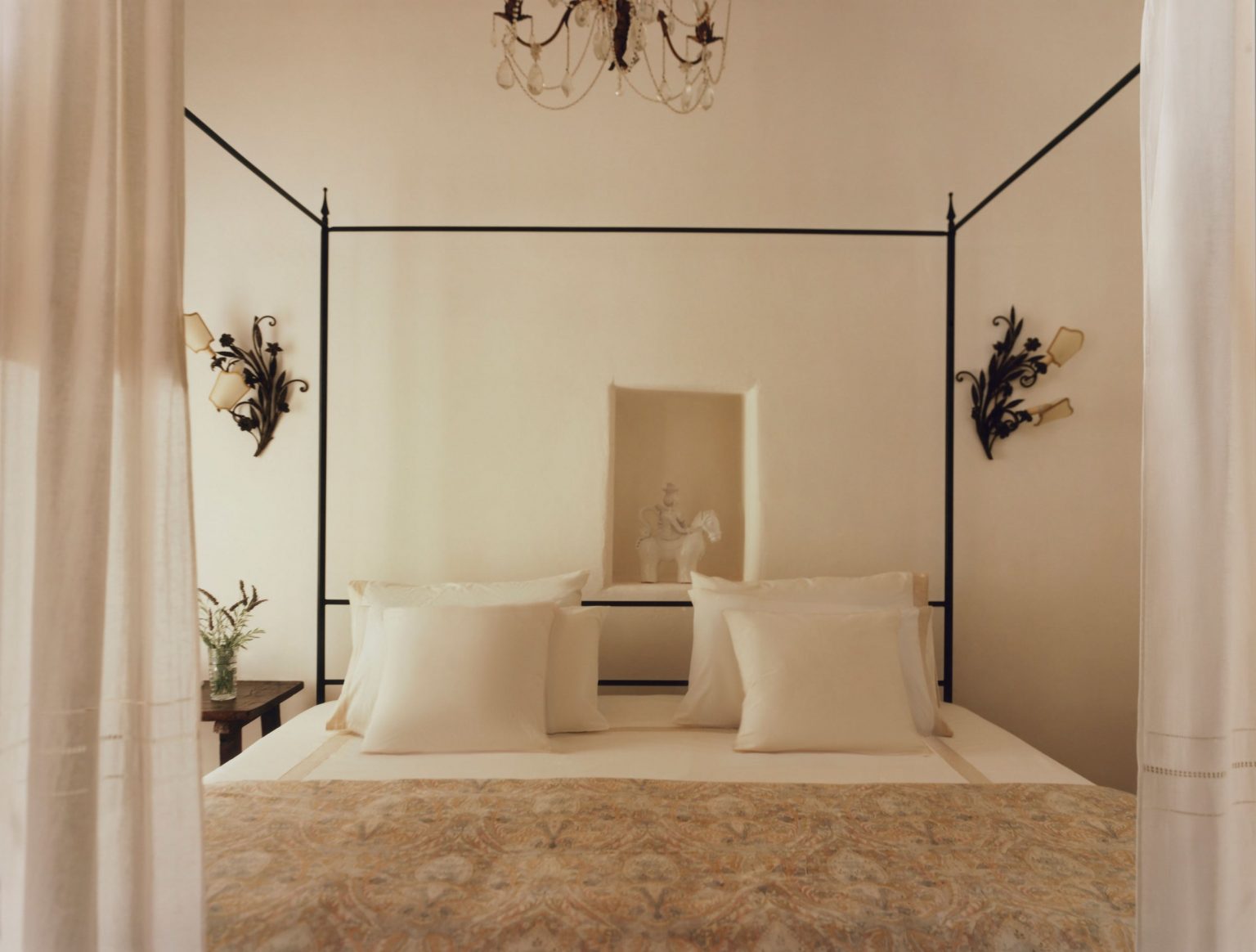 chambre lit à baldaquin décoration rustique chic