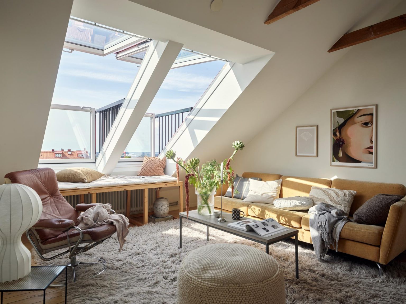 salon avec fenêtres de toit décoration scandinave
