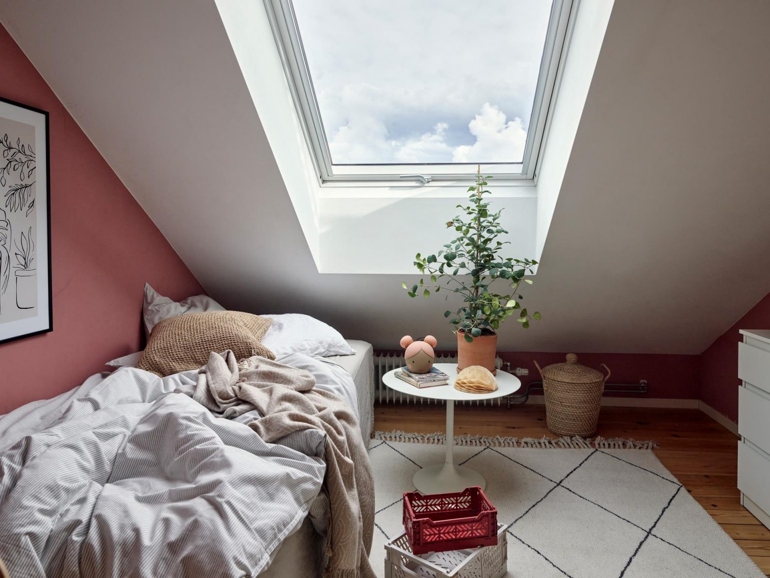 chambre mansardée avec fenêtre de toit décoration scandinave
