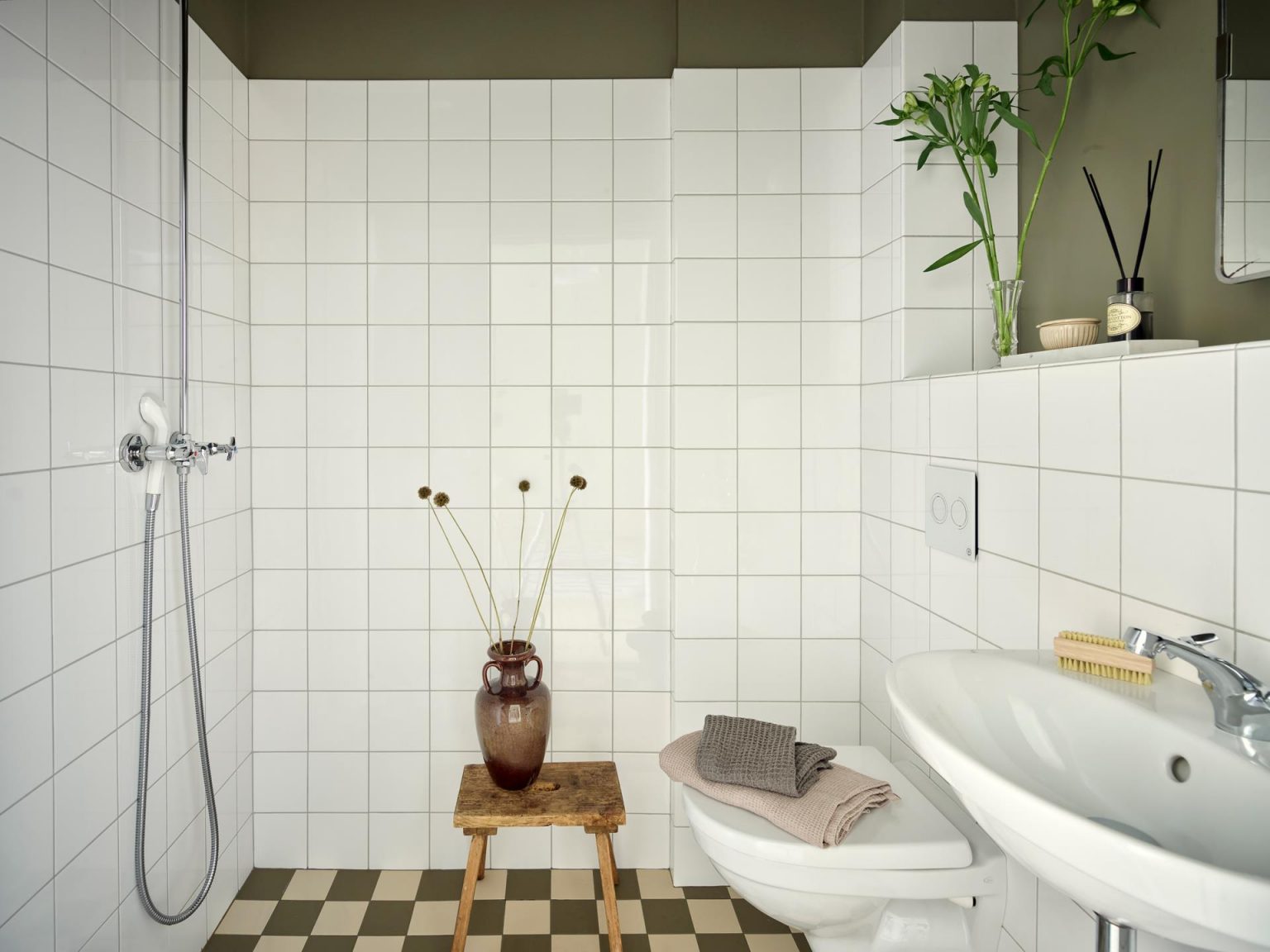 salle de bain décoration scandinave et vintage sol à damier