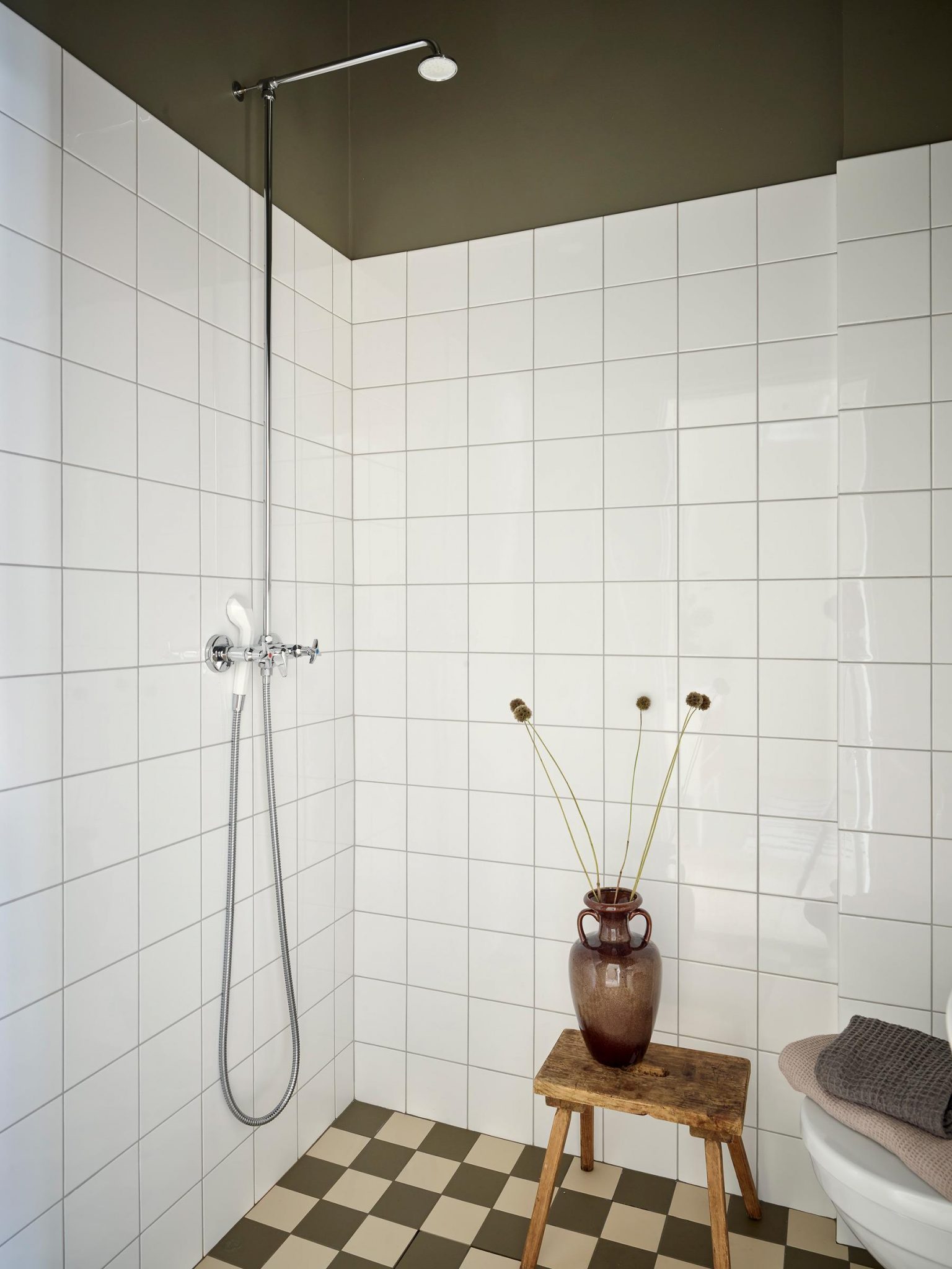 salle de bain décoration scandinave et vintage sol à damier