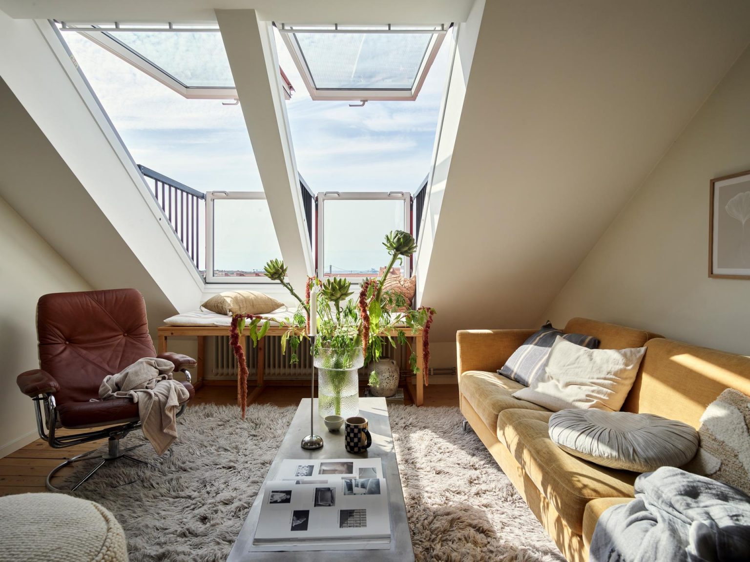 salon avec fenêtres de toit balcon décoration scandinave