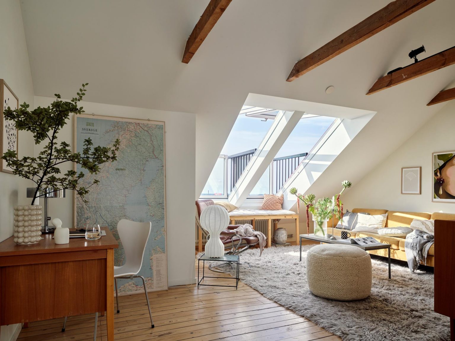 salon avec fenêtres de toit décoration scandinave