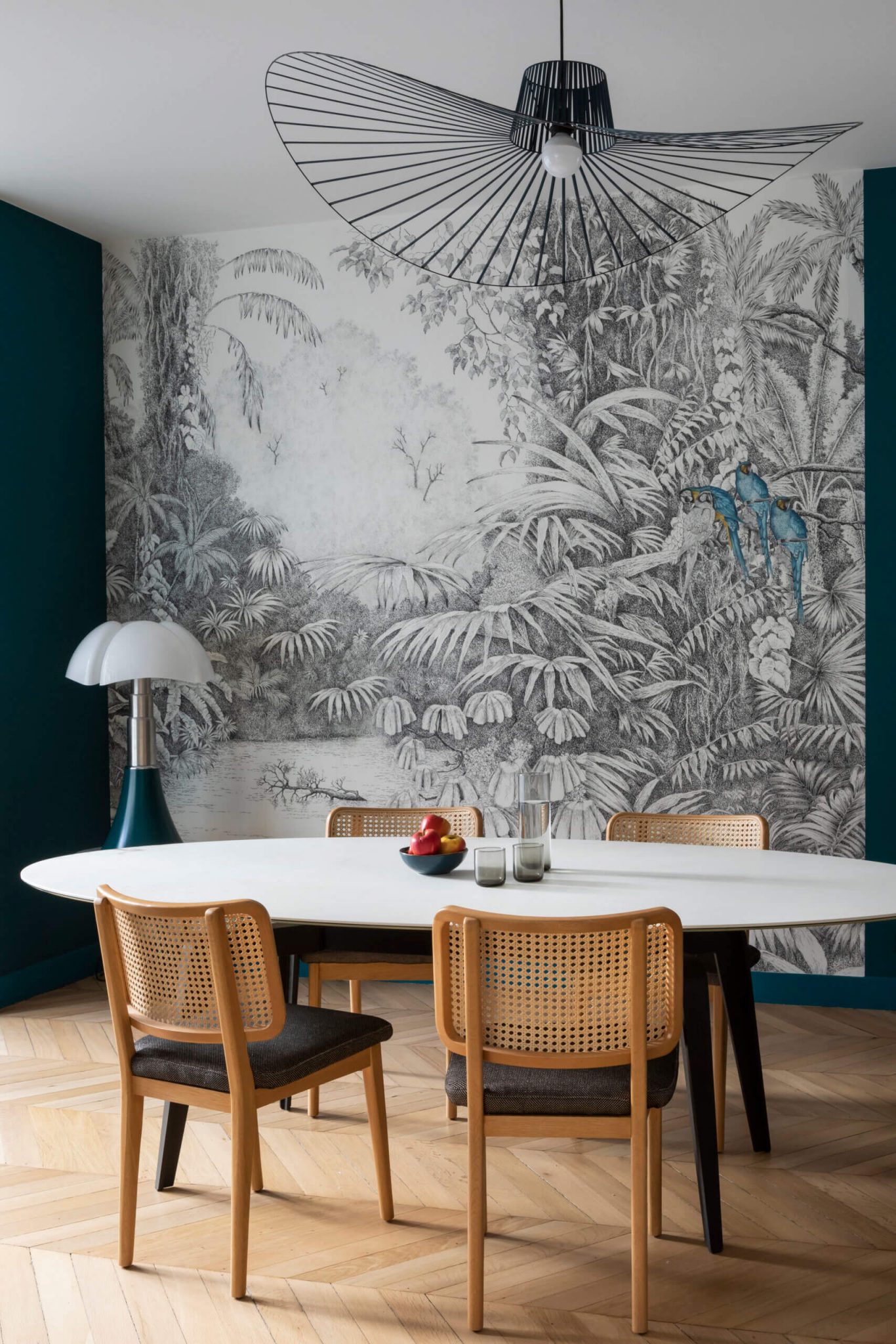 salle à manger avec papier-peint panoramique 