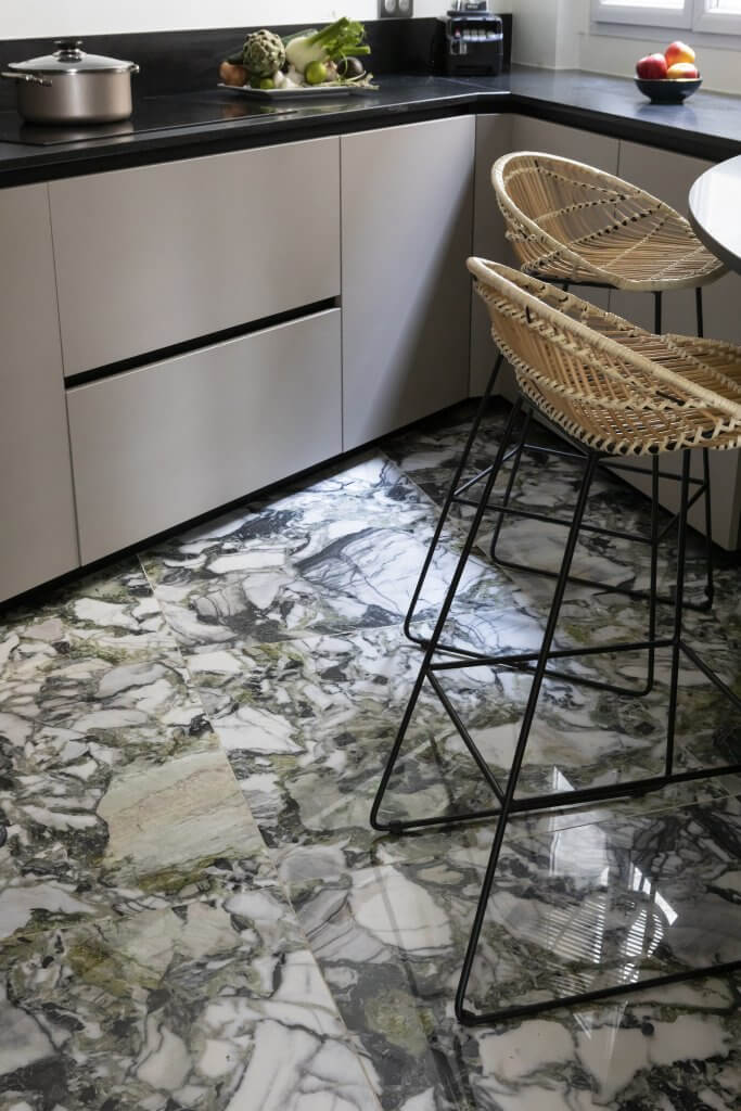 cuisine grise et marbre appartement haussmannien rénové à Paris