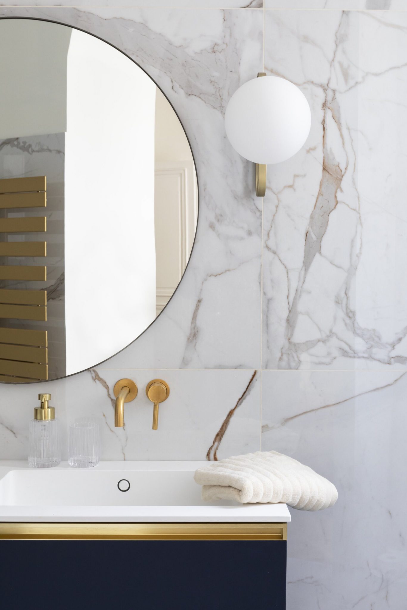salle de bain marbre appartement haussmannien rénové à Paris