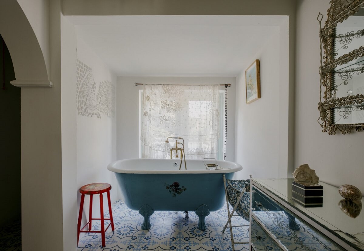 salle de bain rétro baignoire sur pied décoration rustique chic