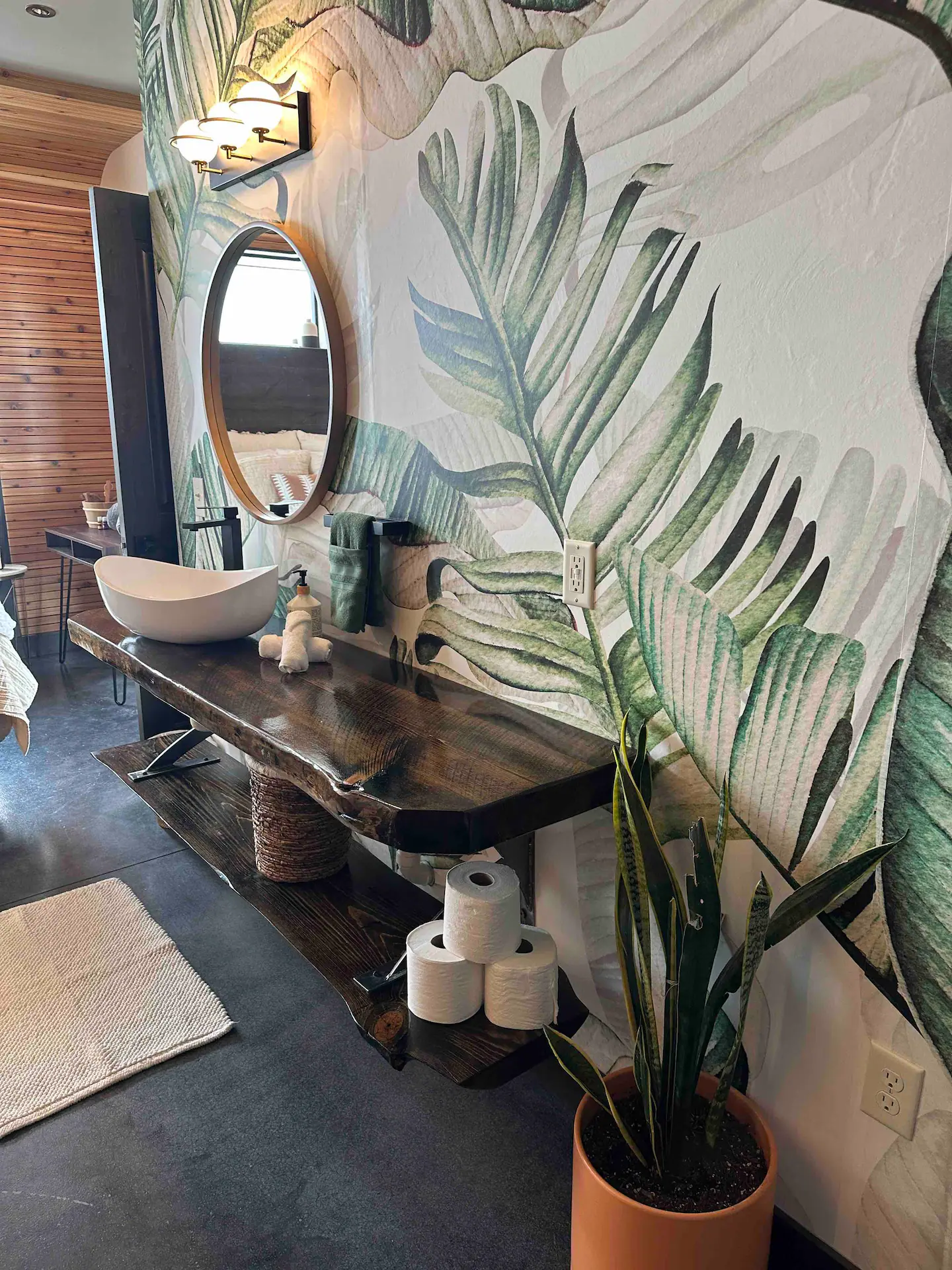 salle de bain avec papier-peint panoramique