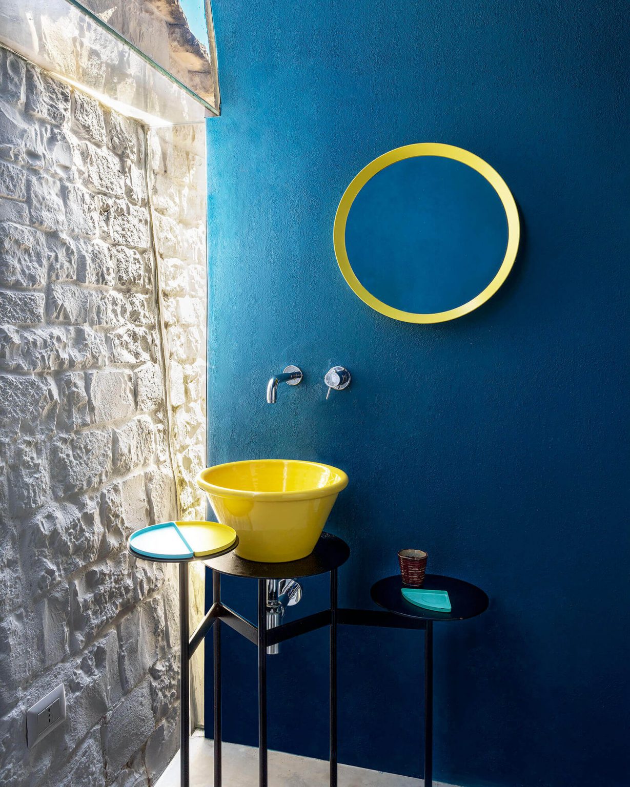 salle de bain bleue et jaune Coco Trullo