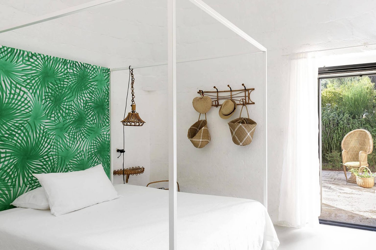 chambre avec lit à baldaquin blanc maison des Pouilles Coco Trullo