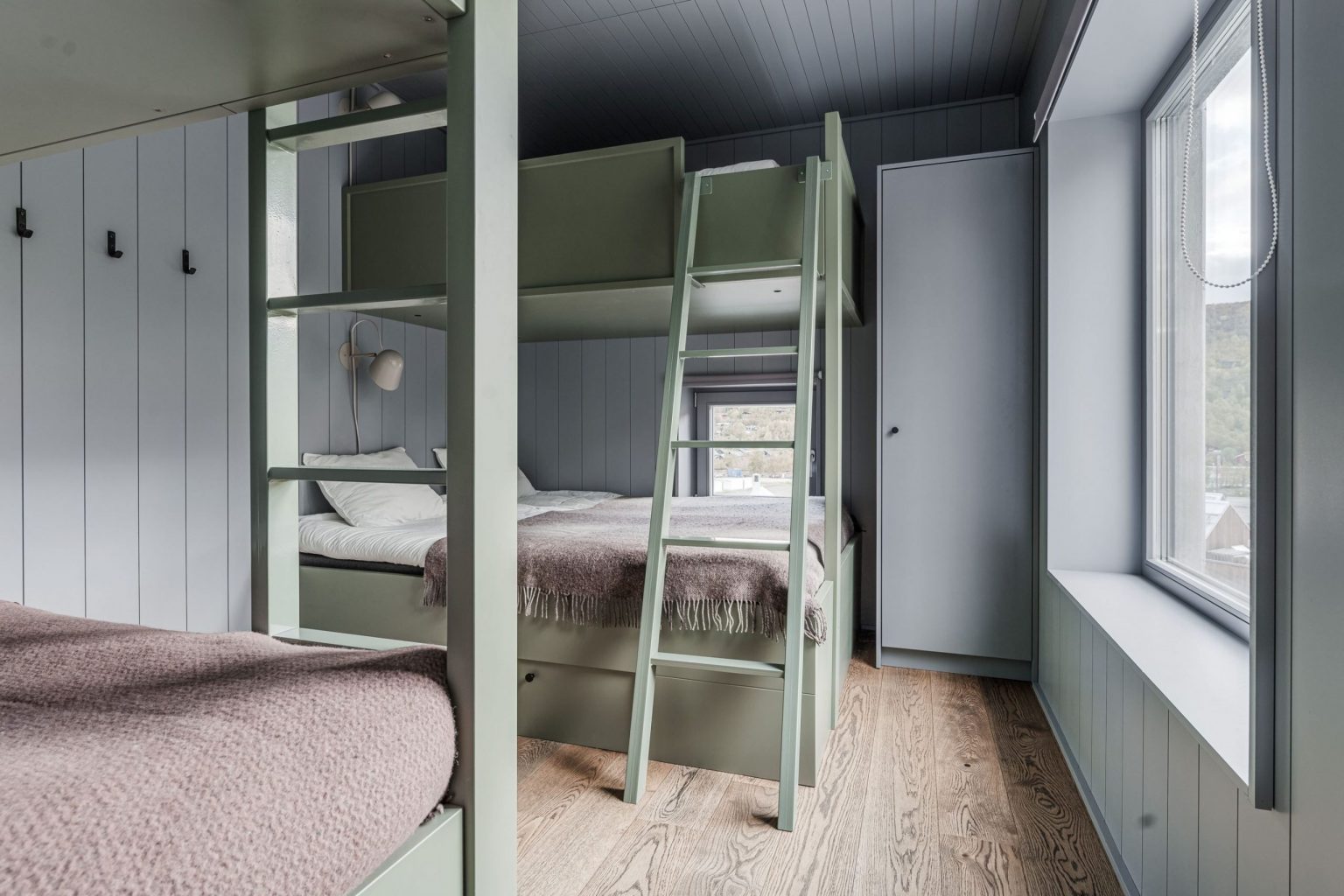 chambre mansardée type dortoir avec lits superposés