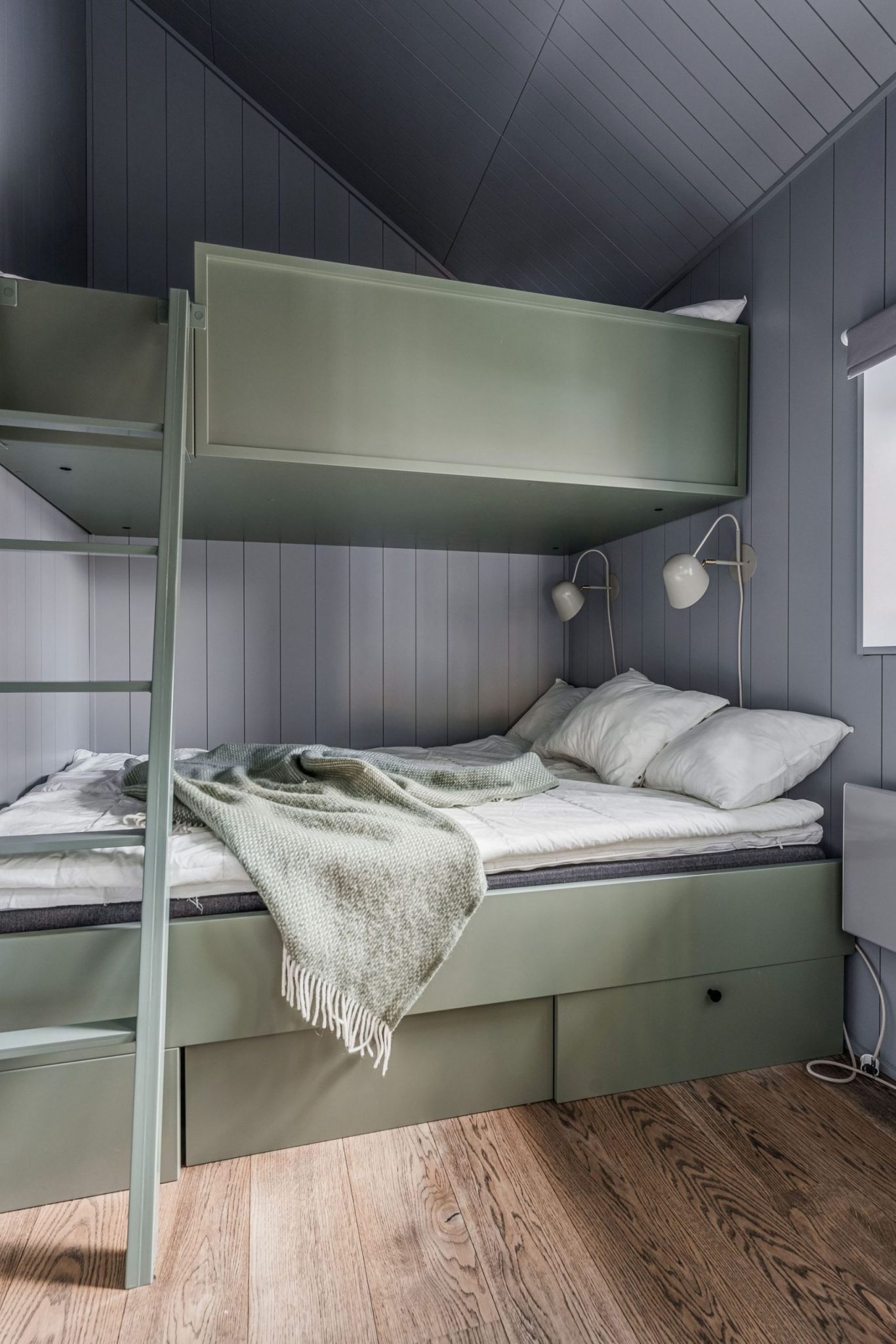 chambre mansardée type dortoir avec lits superposés