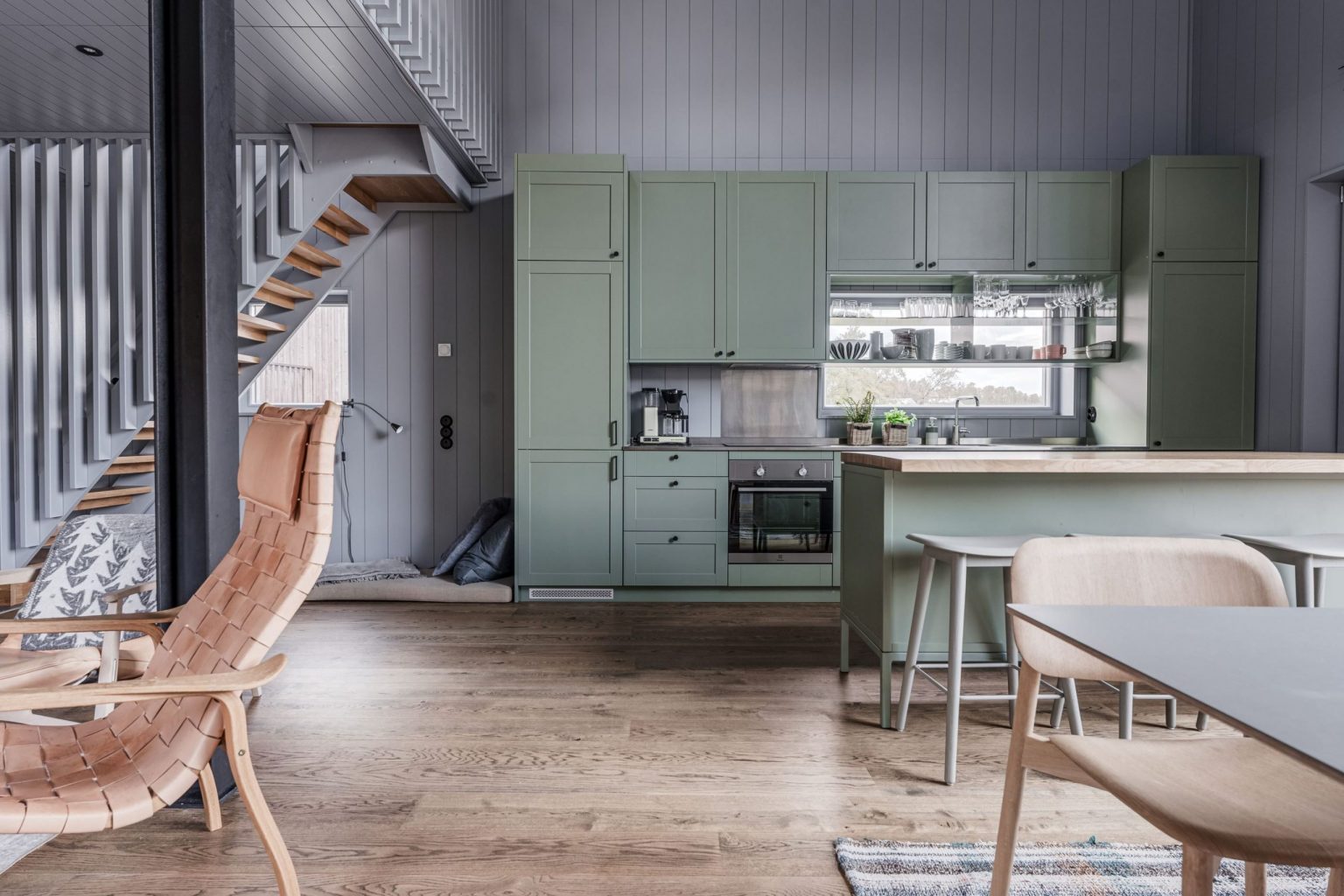 salon avec cuisine ouverte décoration verte et grise