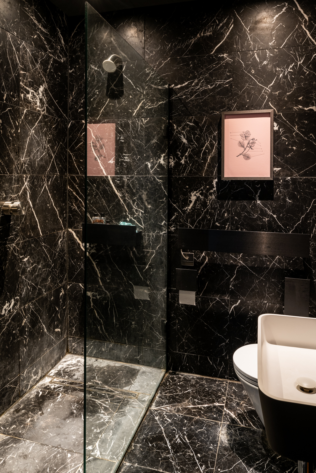 salle de bain marbre noir