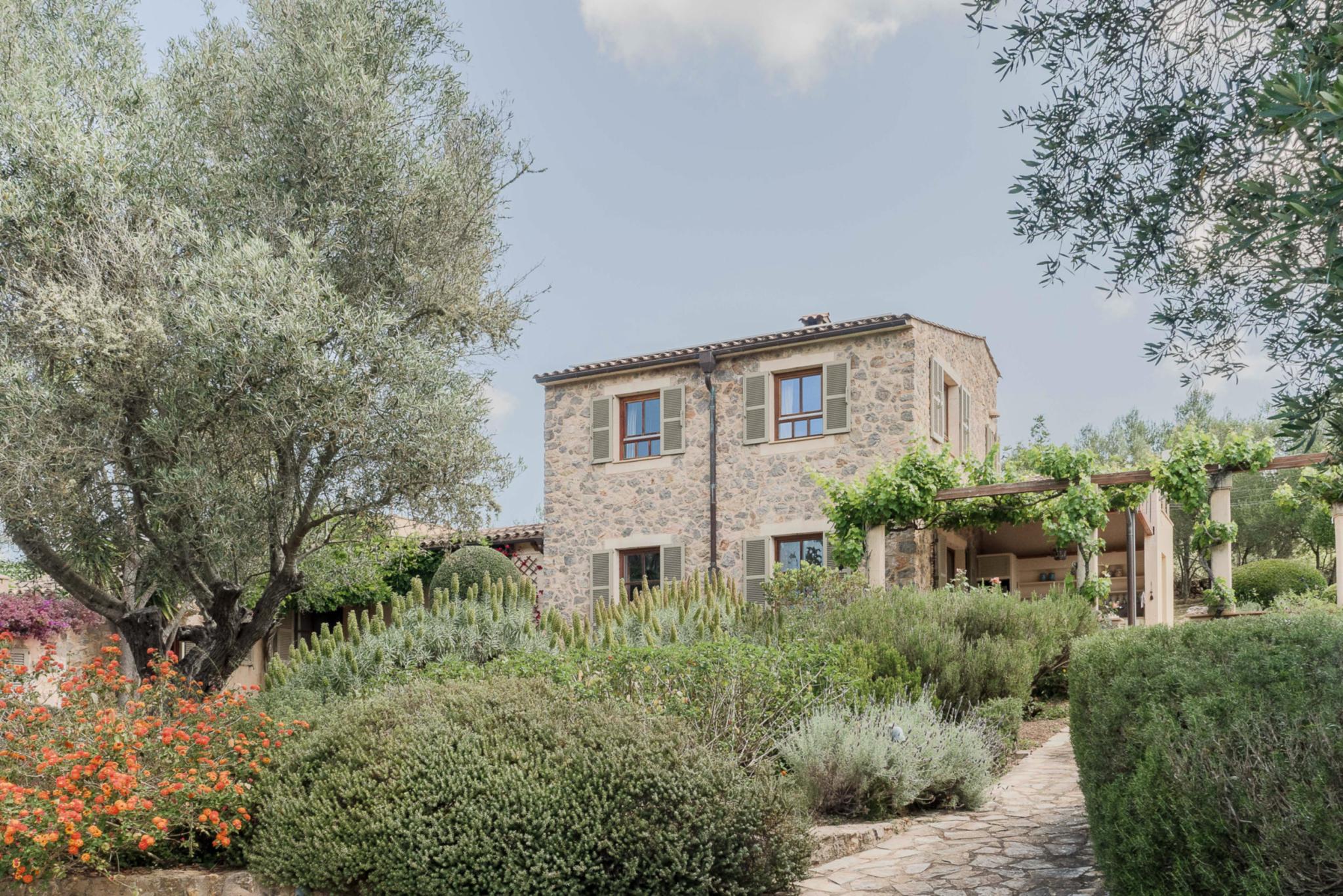 Une maison en pierres nichée dans la campagne à Majorque