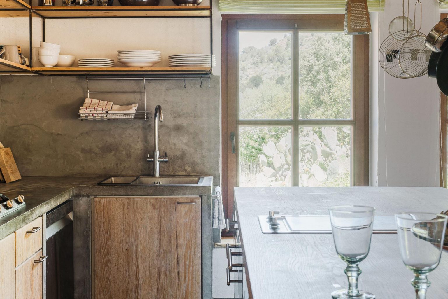 cuisine bois et béton décoration rustique moderne maison en pierres