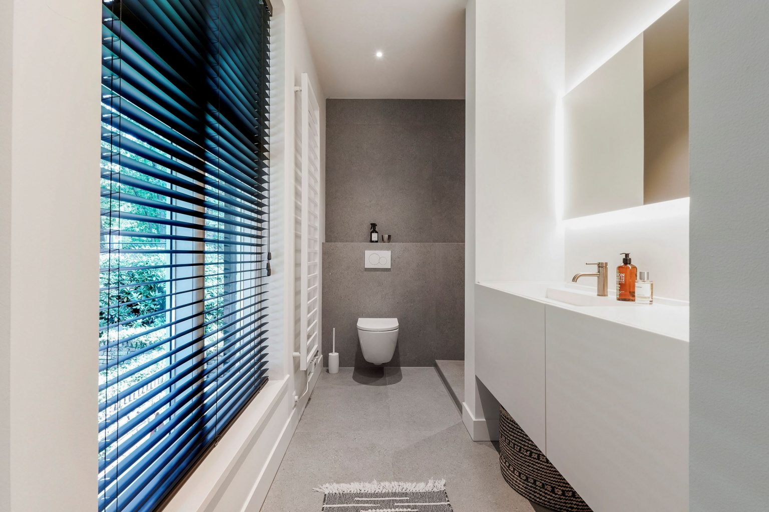 salle de bain grise et blanche décoration design