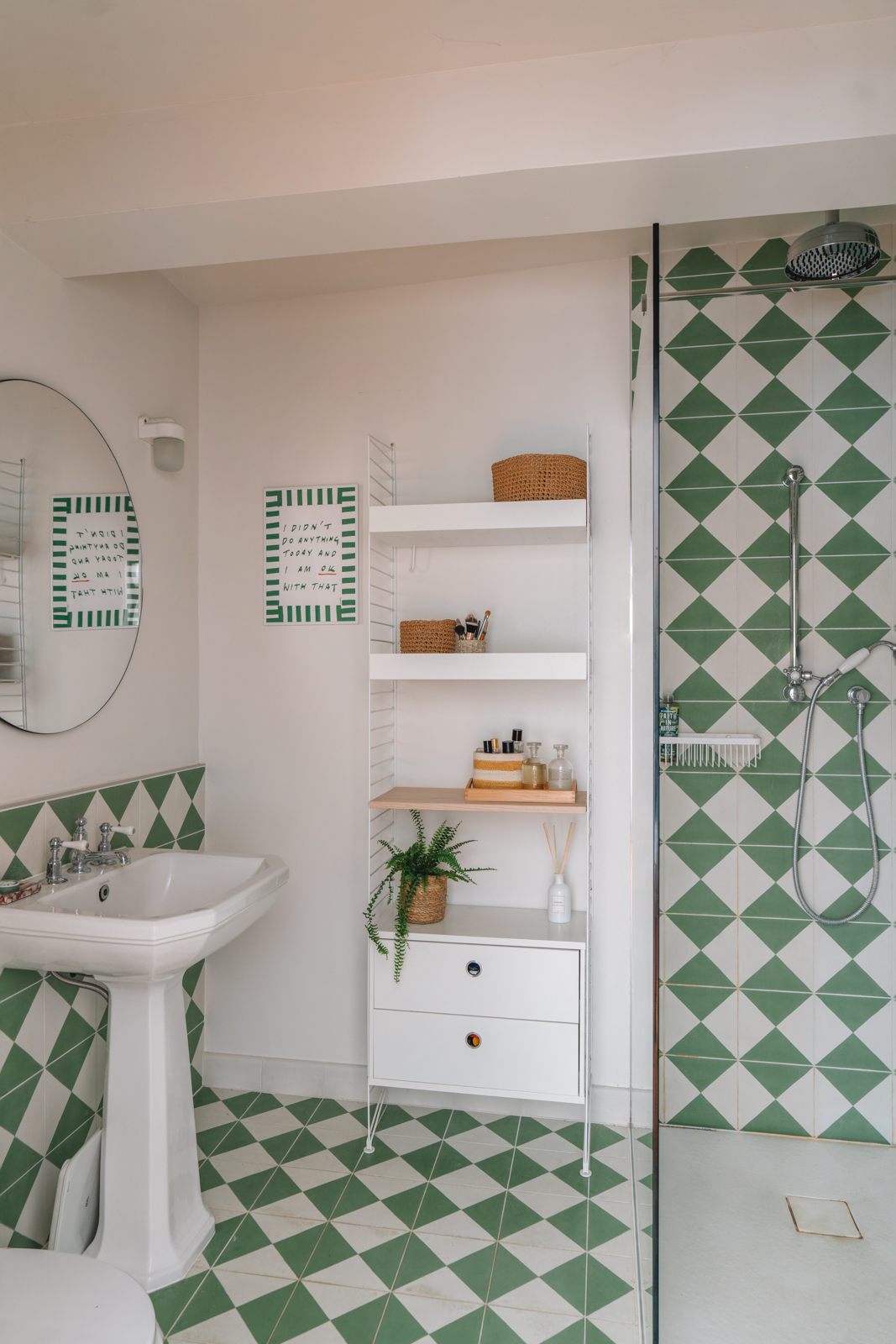 salle de bain blanche et verte jolie maison de campagne anglaise