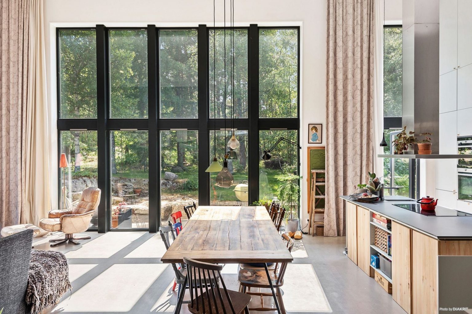 salon double hauteur maison en bois