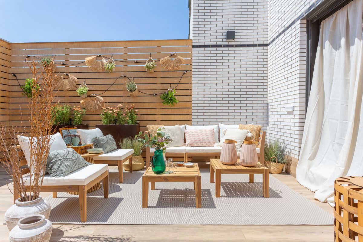 terrasse aménagée avec mobilier de jardin