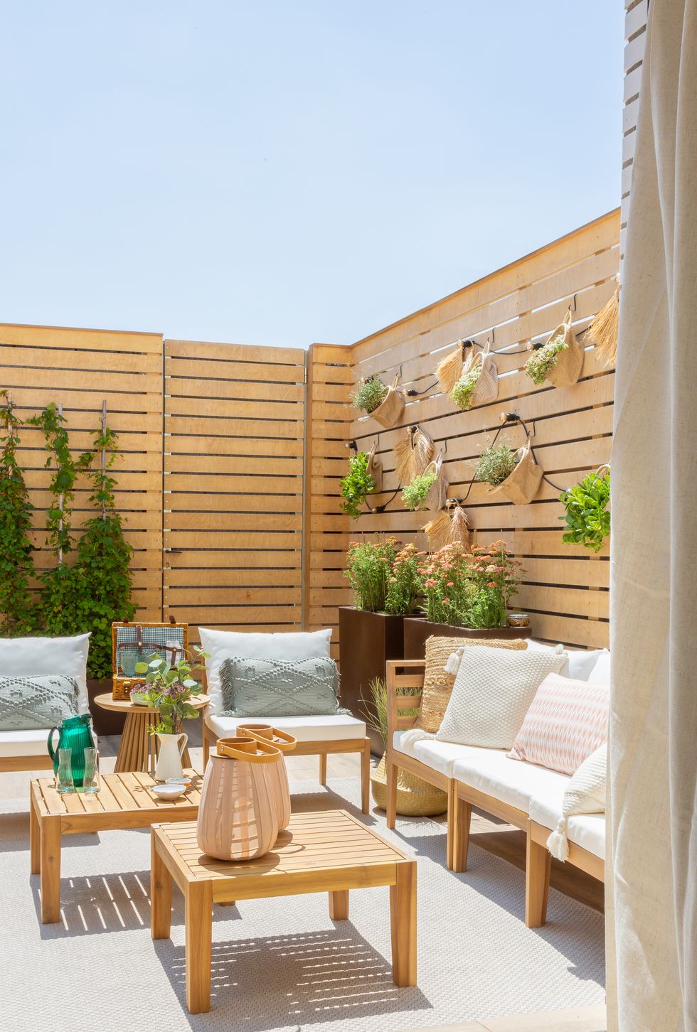 patio aménagé avec salon de jardin