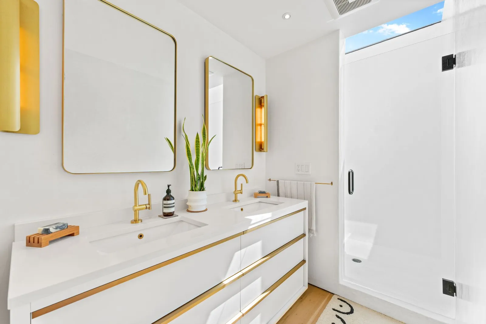 salle de bain design blanche et bois