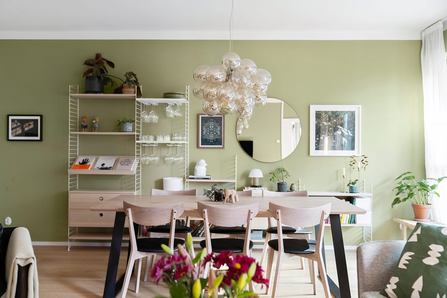 salle à manger murs verts décoration moderne