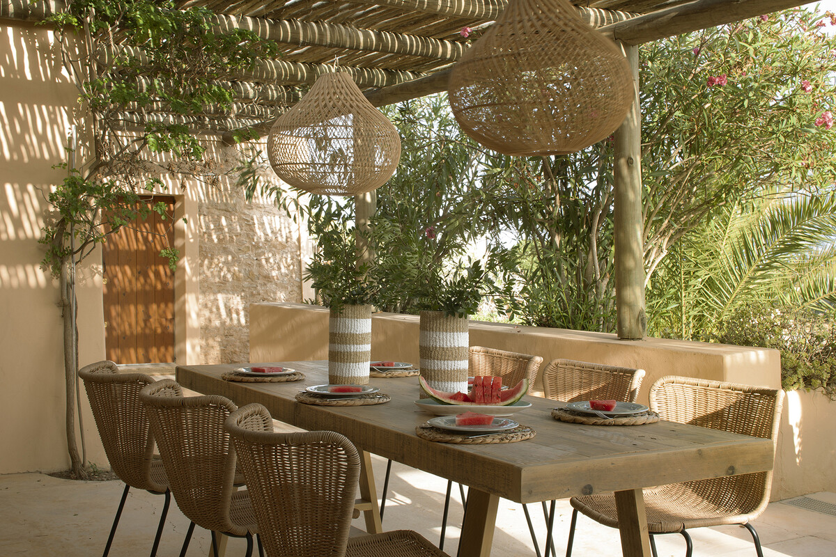 terrasse avec pergola et salle à manger décoration naturelle