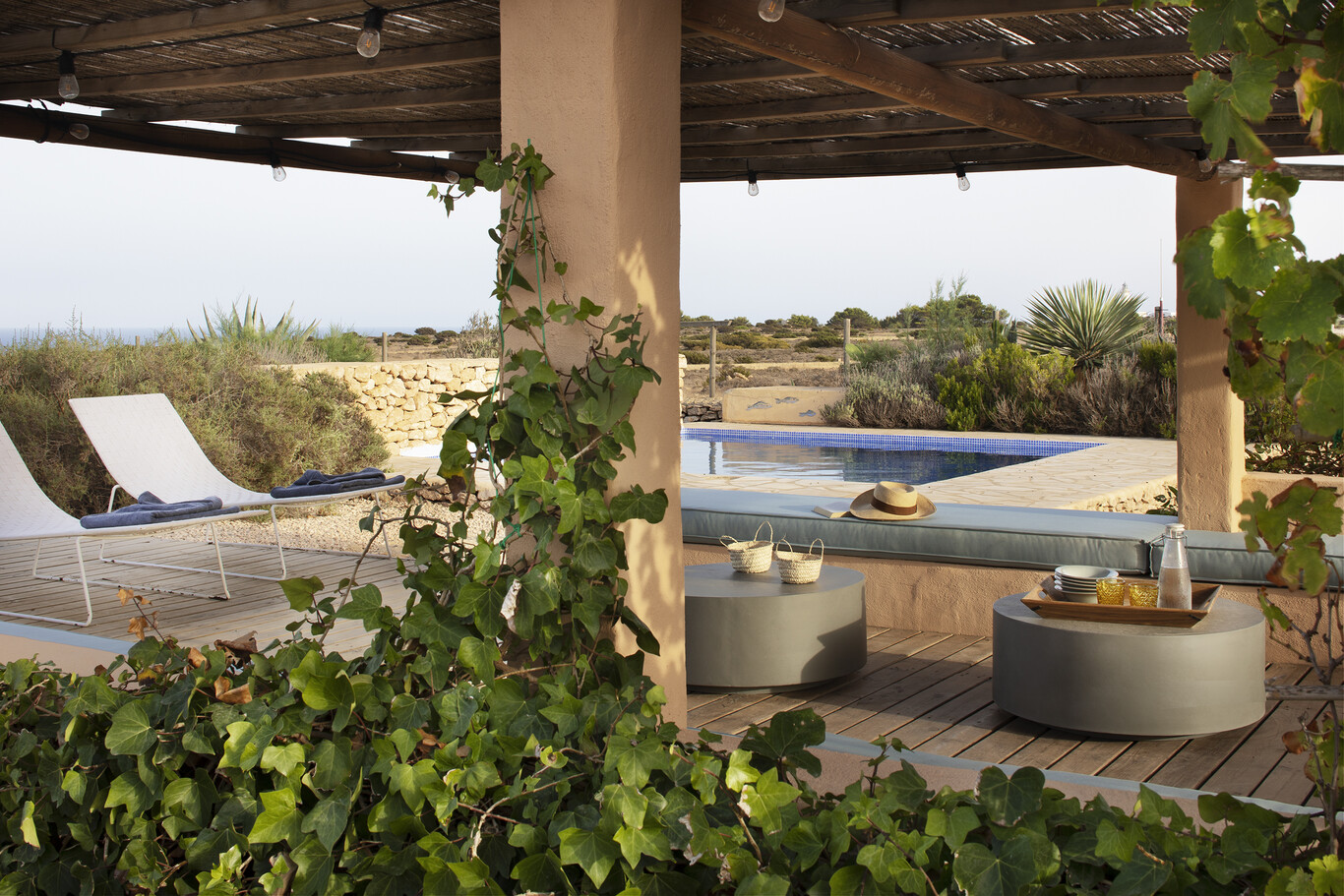 terrasse avec pergola et piscine