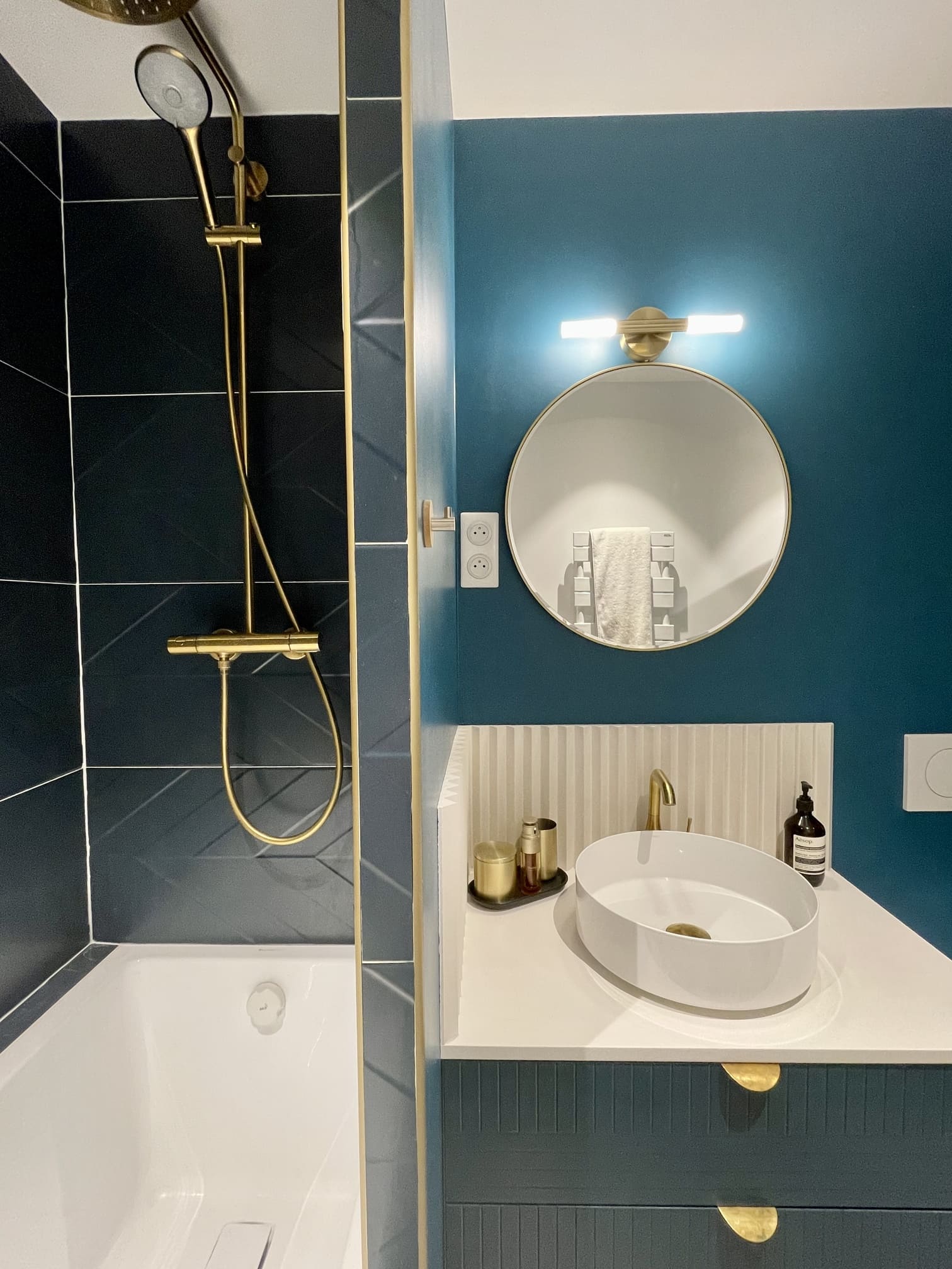 salle de bain bleue appartement rénové Paris décoration contemporaine
