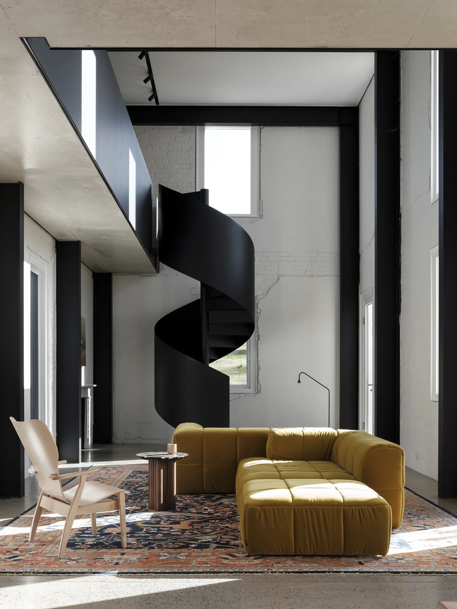 salon décoration design avec escalier acier noir