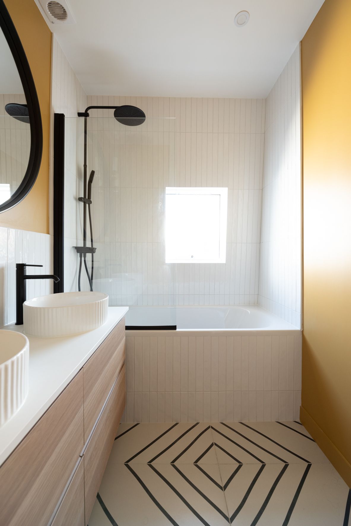 salle de bain design mur jaune appartement Paris