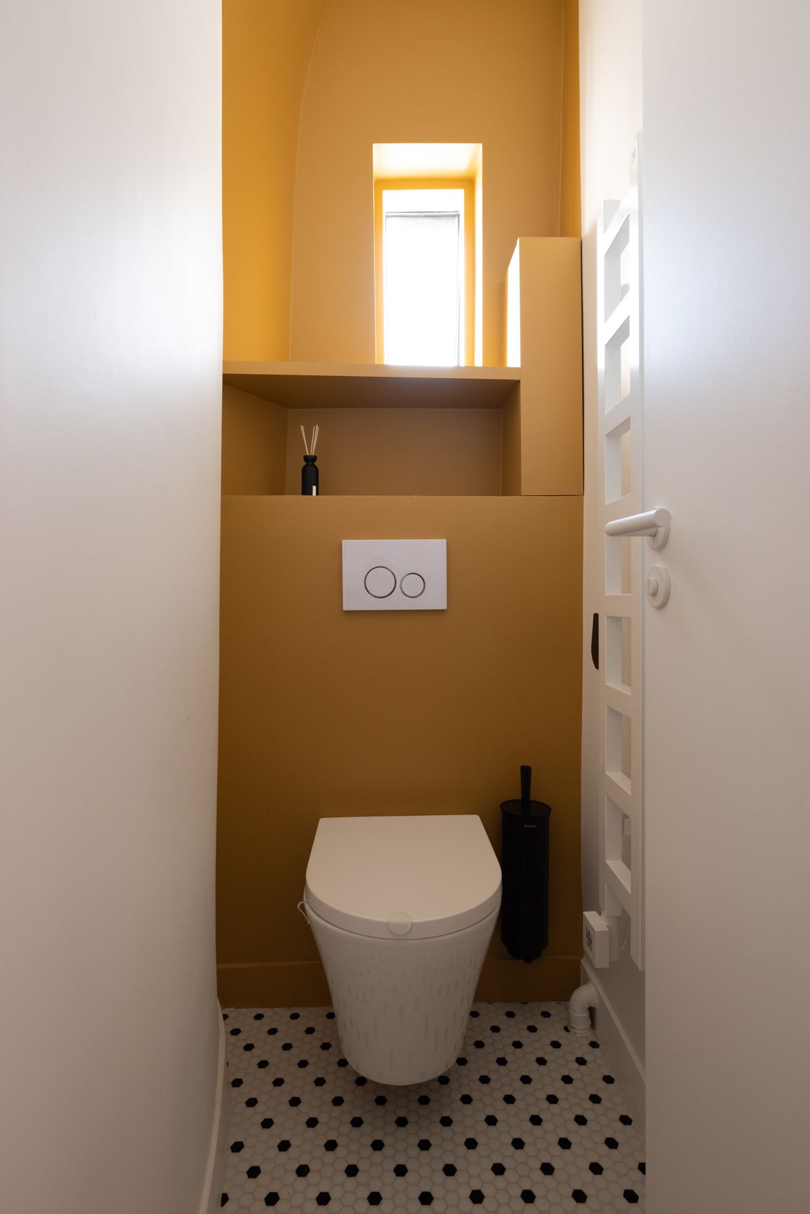 toilettes mur jaune wc suspendu