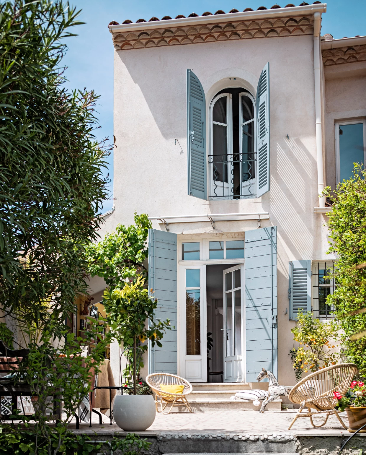 maison provençale avec volets bleus