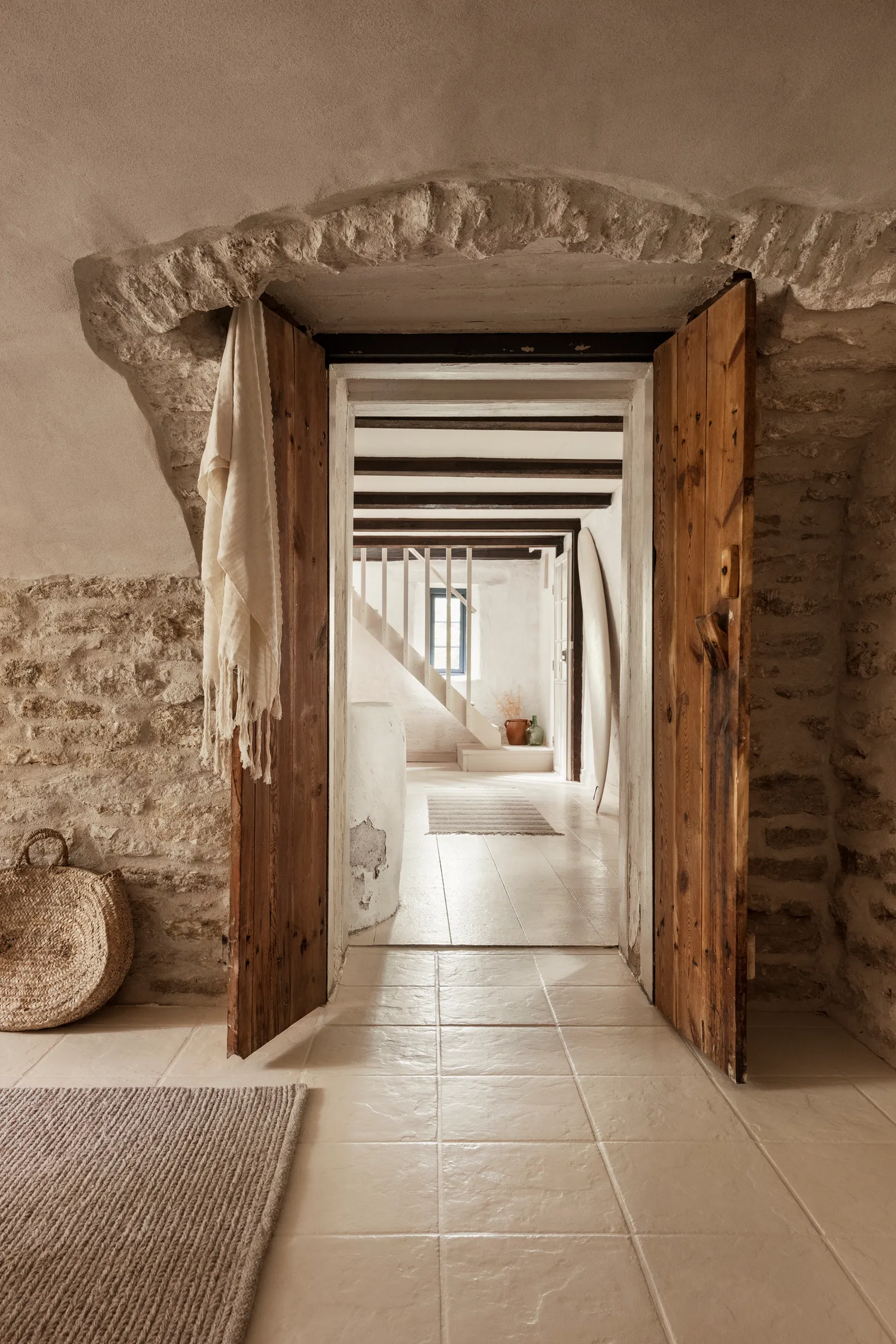 salon ferme rénovée avec pierres et vieilles portes