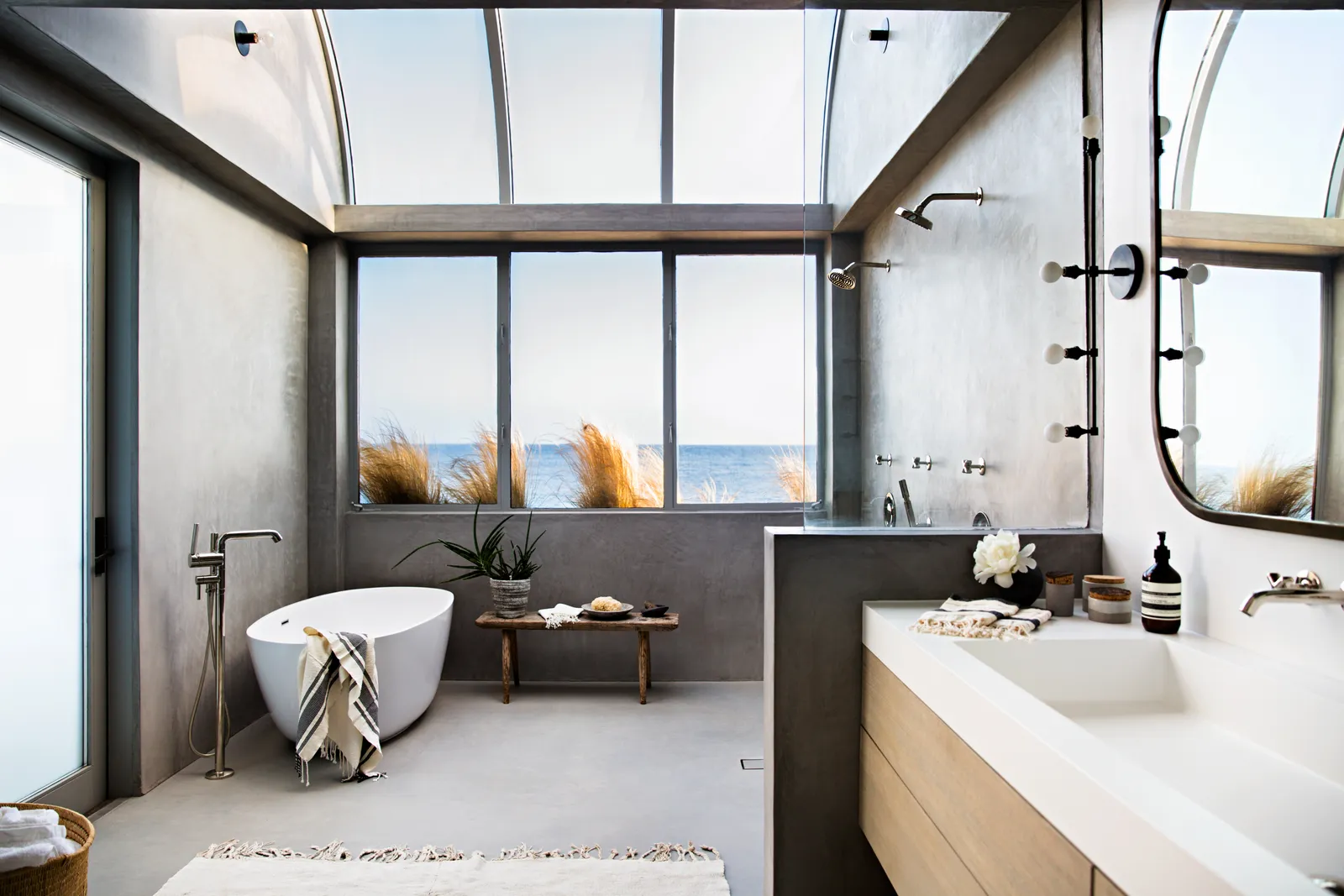 salle de bain décoration design avec verrière vue mer