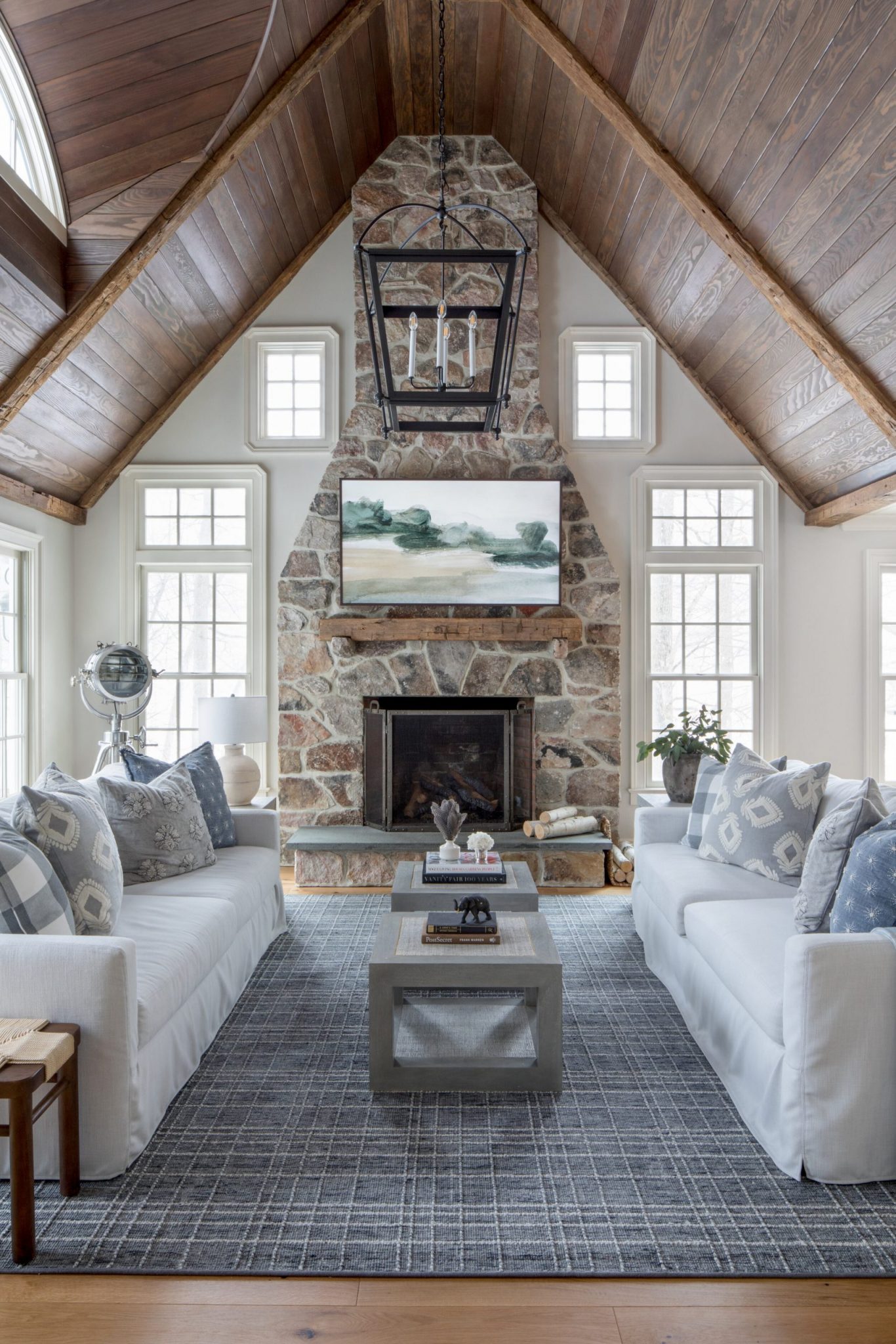 salon avec plafond bois et cheminée pierre décoration classique chic