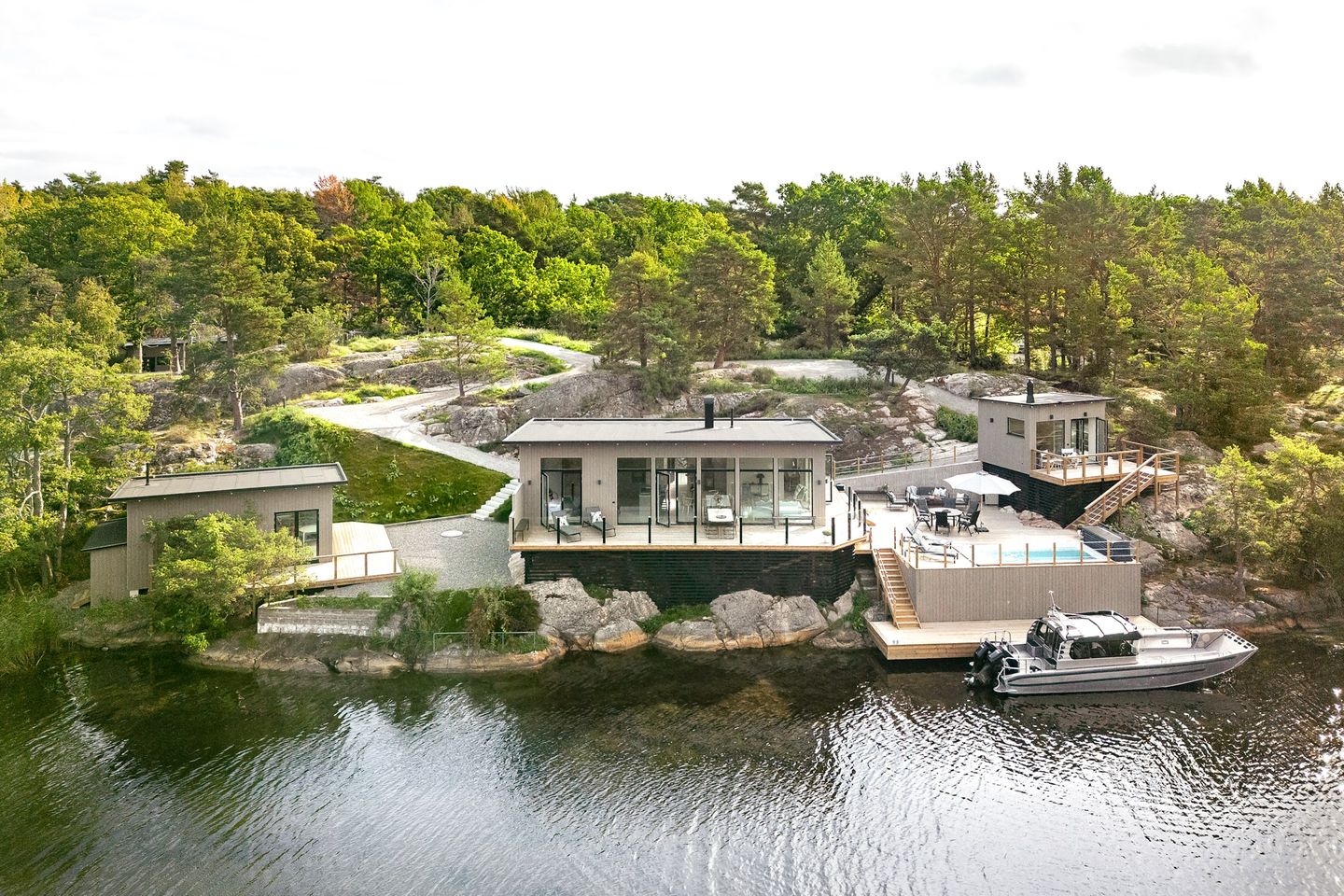 Une maison moderne en bois gris au bord de la mer