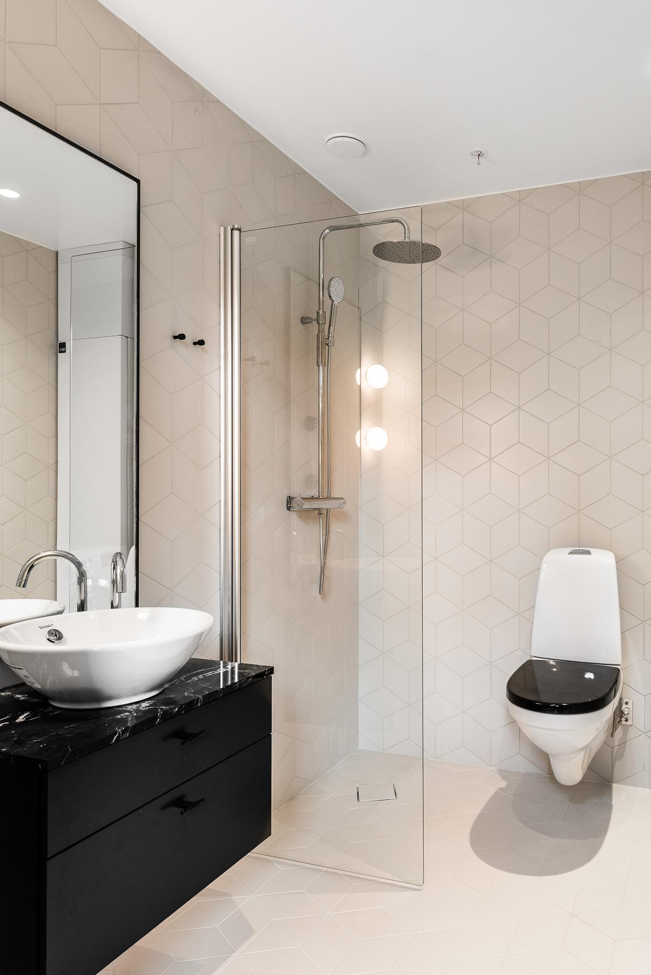 salle de bain beige et noire décoration design