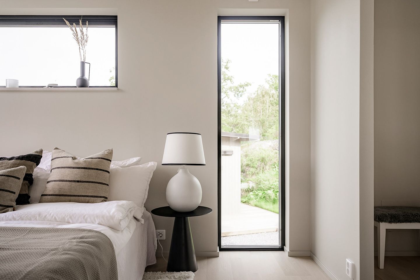 chambre grise minimaliste maison en bois contemporaine