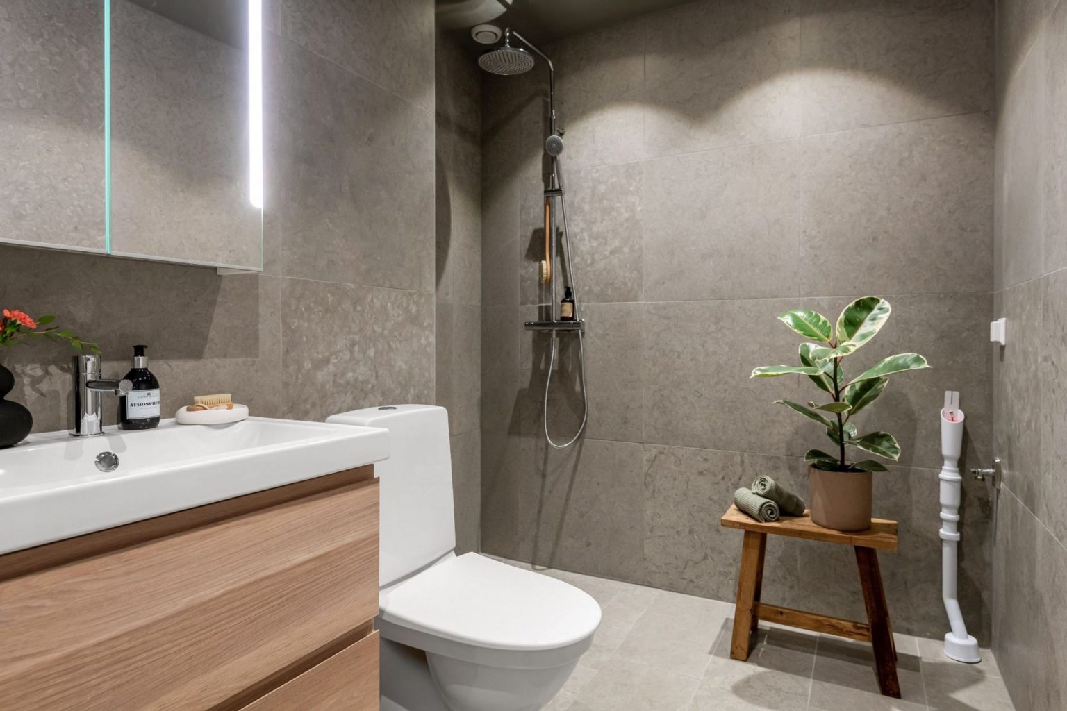 salle de bain design grise et bois 