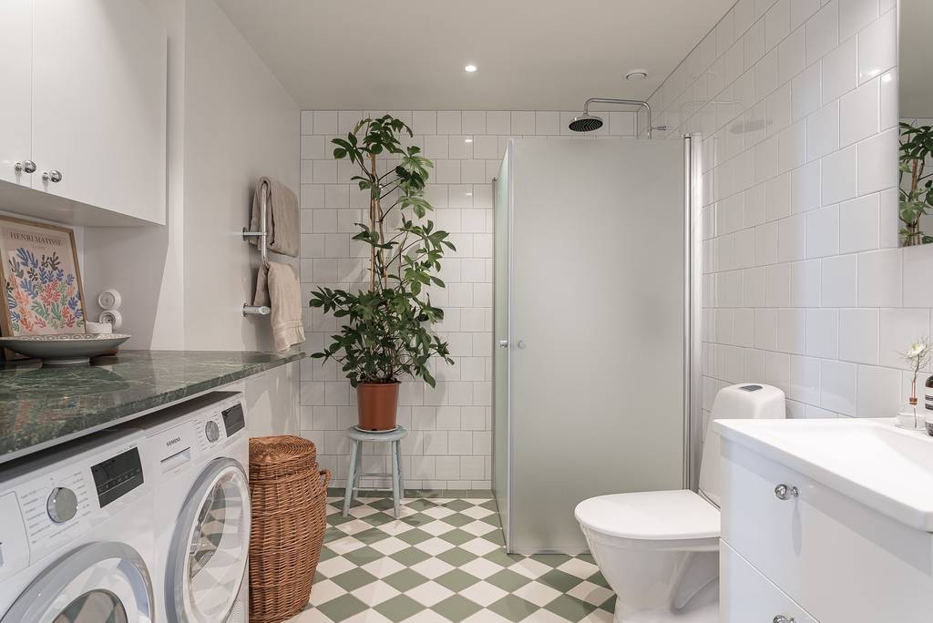 salle de bain sol à damier vert et blanc