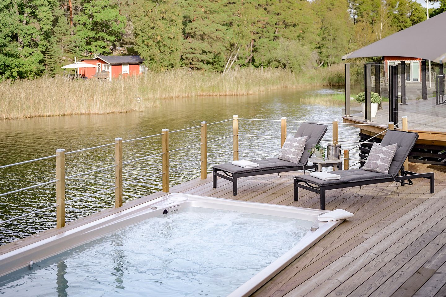 terrasse avec piscine maison en bois contemporaine