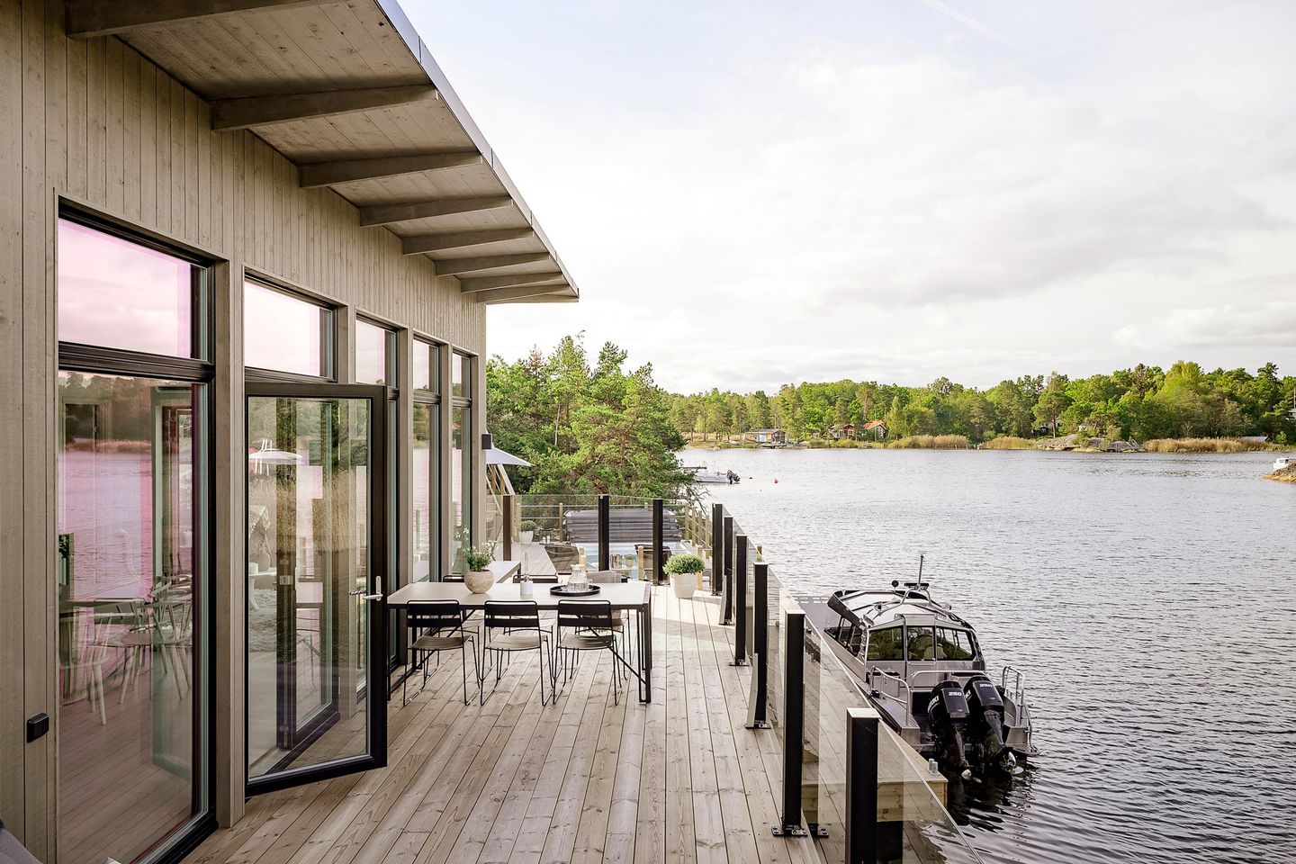 terrasse avec ponton maison en bois contemporaine
