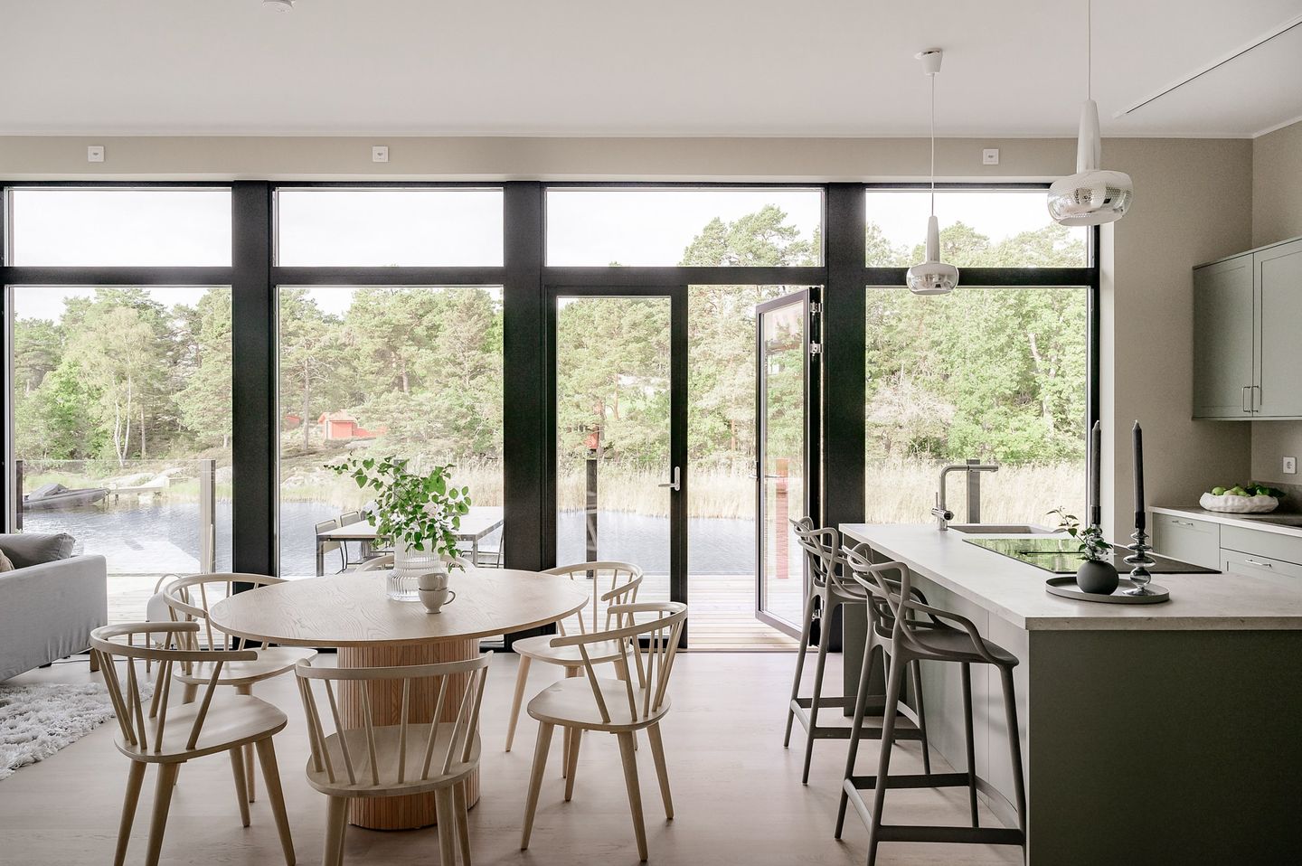 salle à manger et cuisine ouverte maison en bois contemporaine