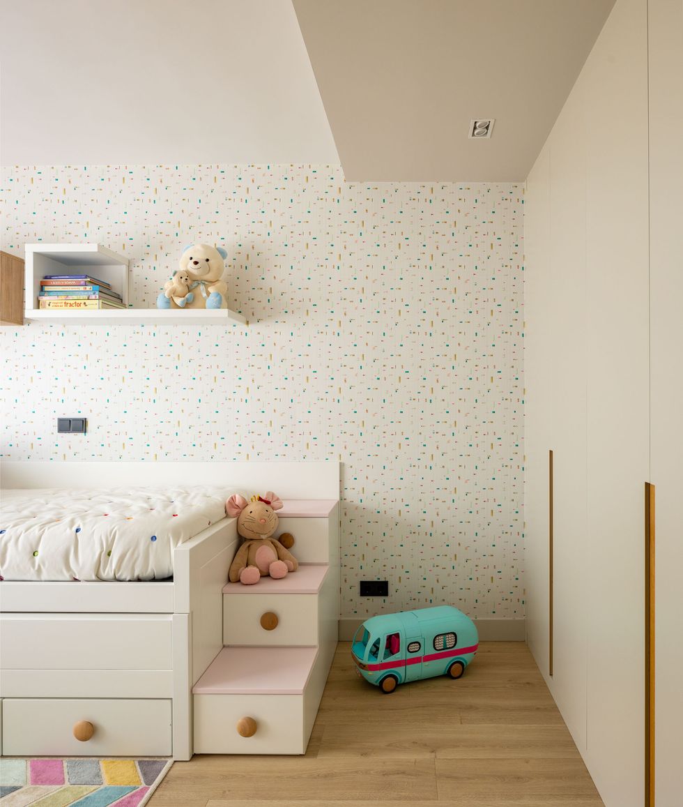 chambre enfant avec papier-peint décoration contemporaine