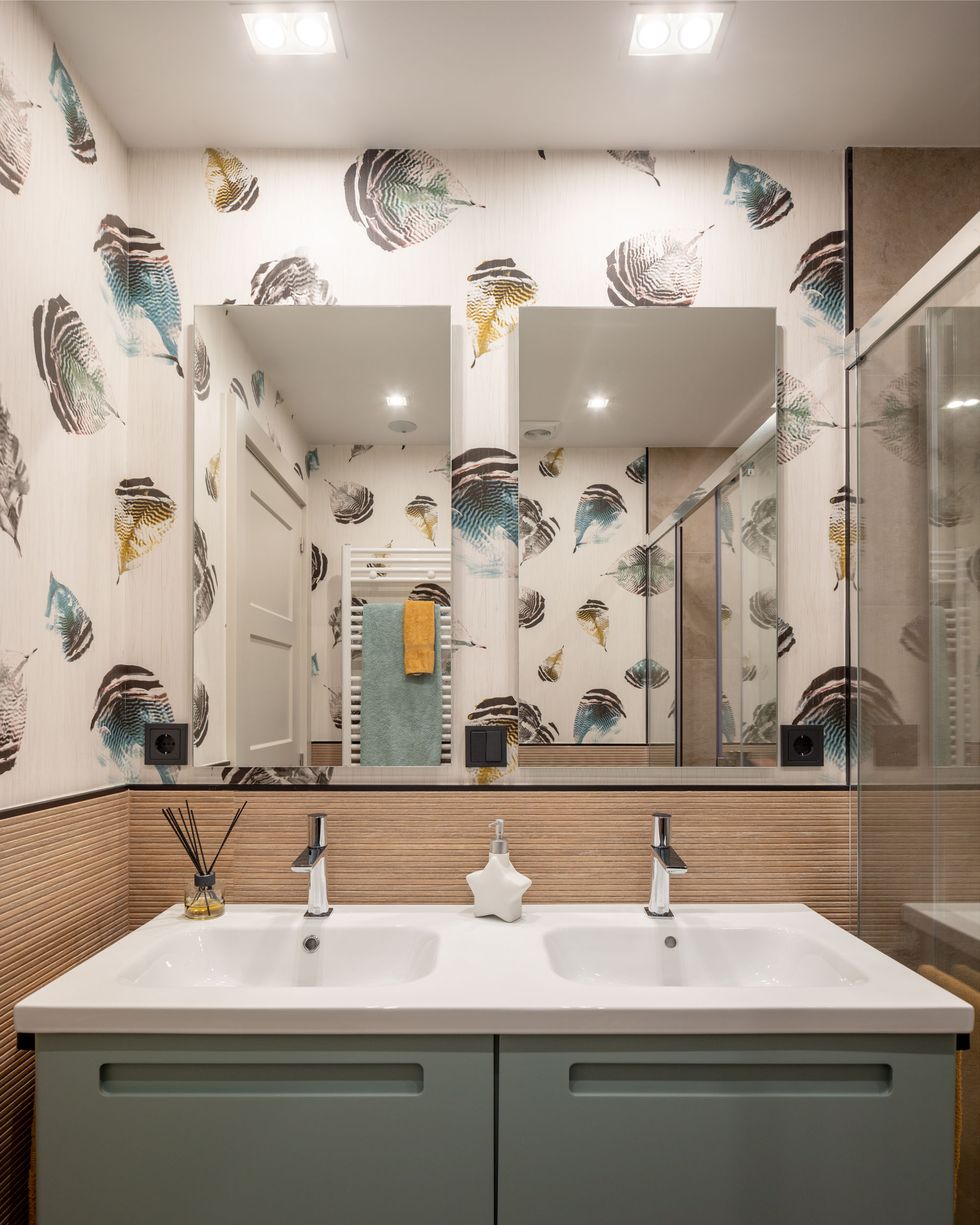 salle de bain avec papier-peint
